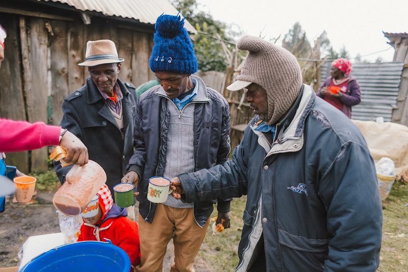 In Nyandarua, Kenya, local farmers gather for a snack at the depot that Food Banking Kenya established to collect surplus produce. (Photo: The Global FoodBanking Network/Bobby Neptune)