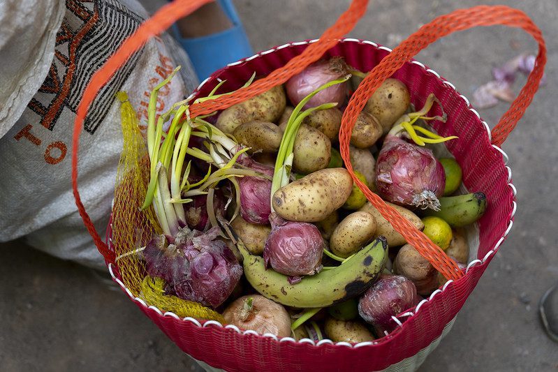 The final crates of fruits and vegetables are given out to families at a distribution event organized, with support by community leaders, by the Banco de Alimentos Mundial de Honduras in the Berlin neighborhood of eastern Tegucigalpa, Honduras. (Photo: The Global FoodBanking Network/Tomas Ayuso)