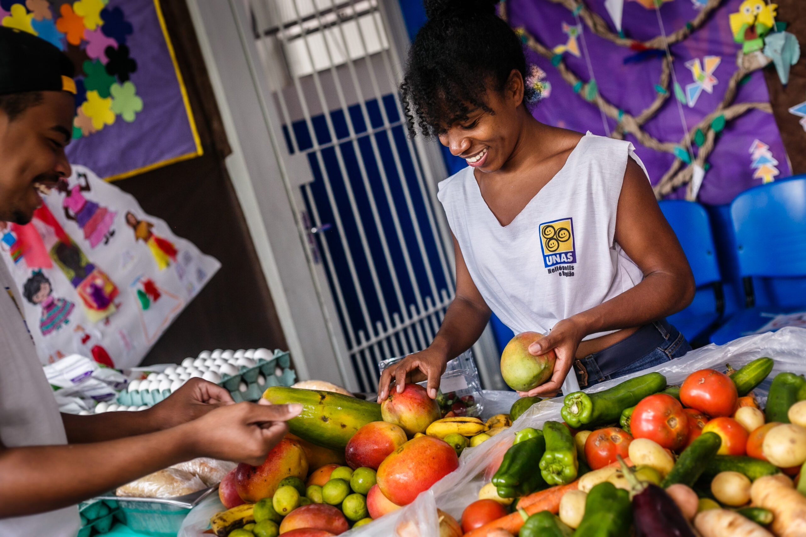 Eva and André, employees of the Center for Children and Adolescents (CCA) in Brazil, help sort fresh mangoes. (Photo: The Global FoodBanking Network/Carlos Macedo)